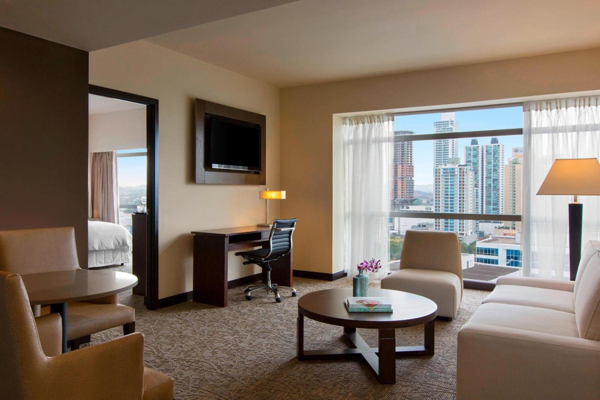 Suite Club lounge access 1 King City view