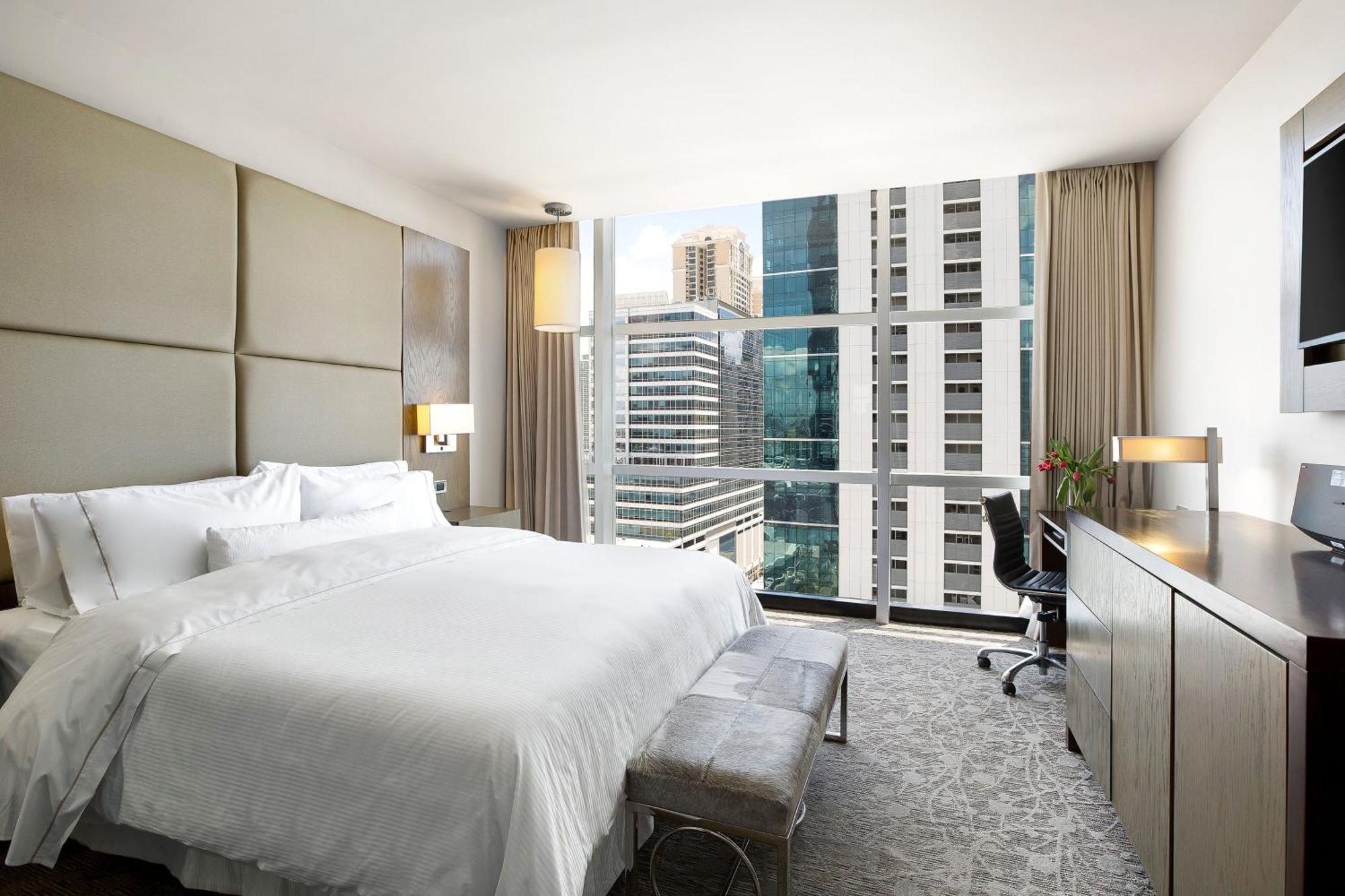 Suite Club lounge access 1 King City view