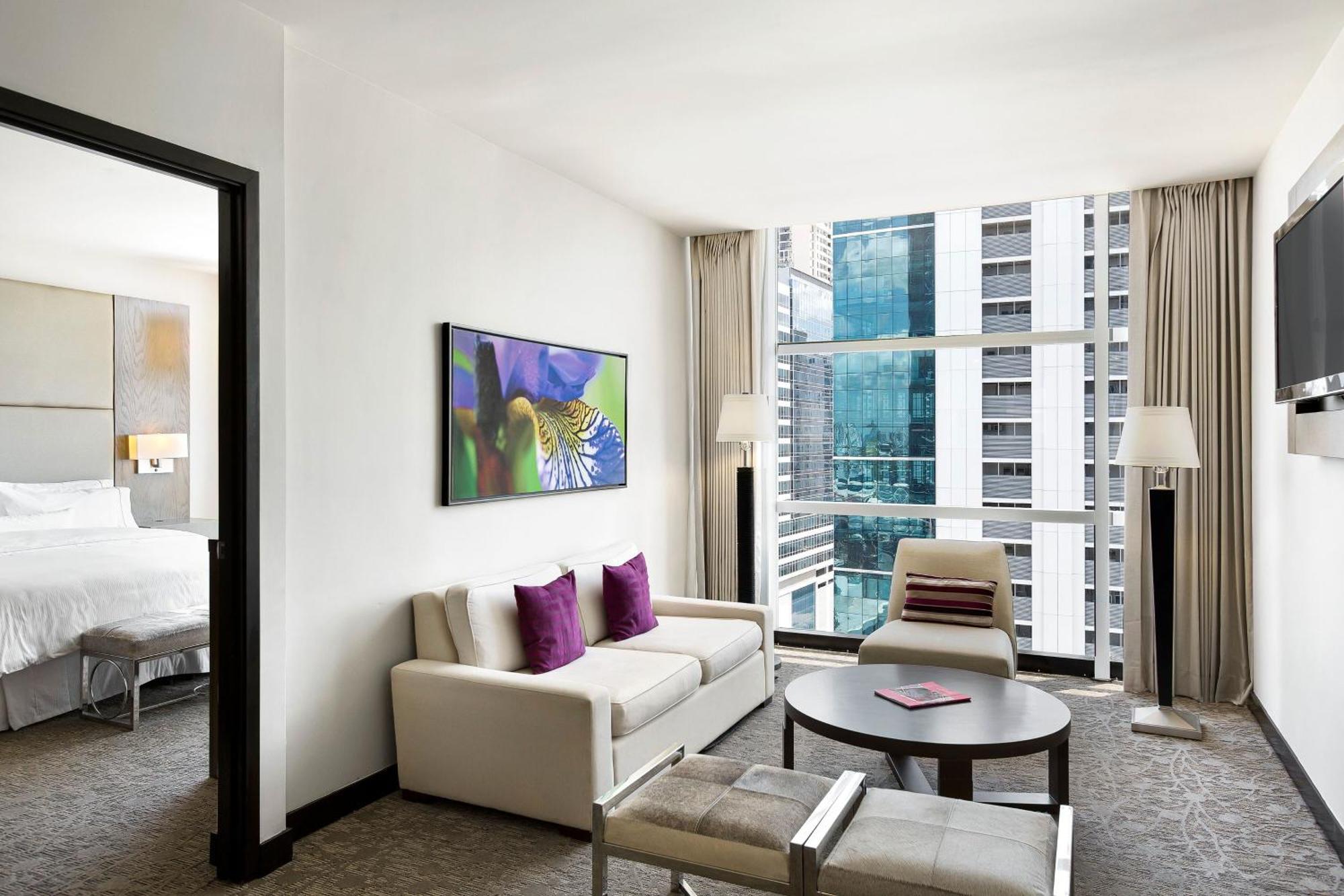 Suite Club lounge access 1 King City view