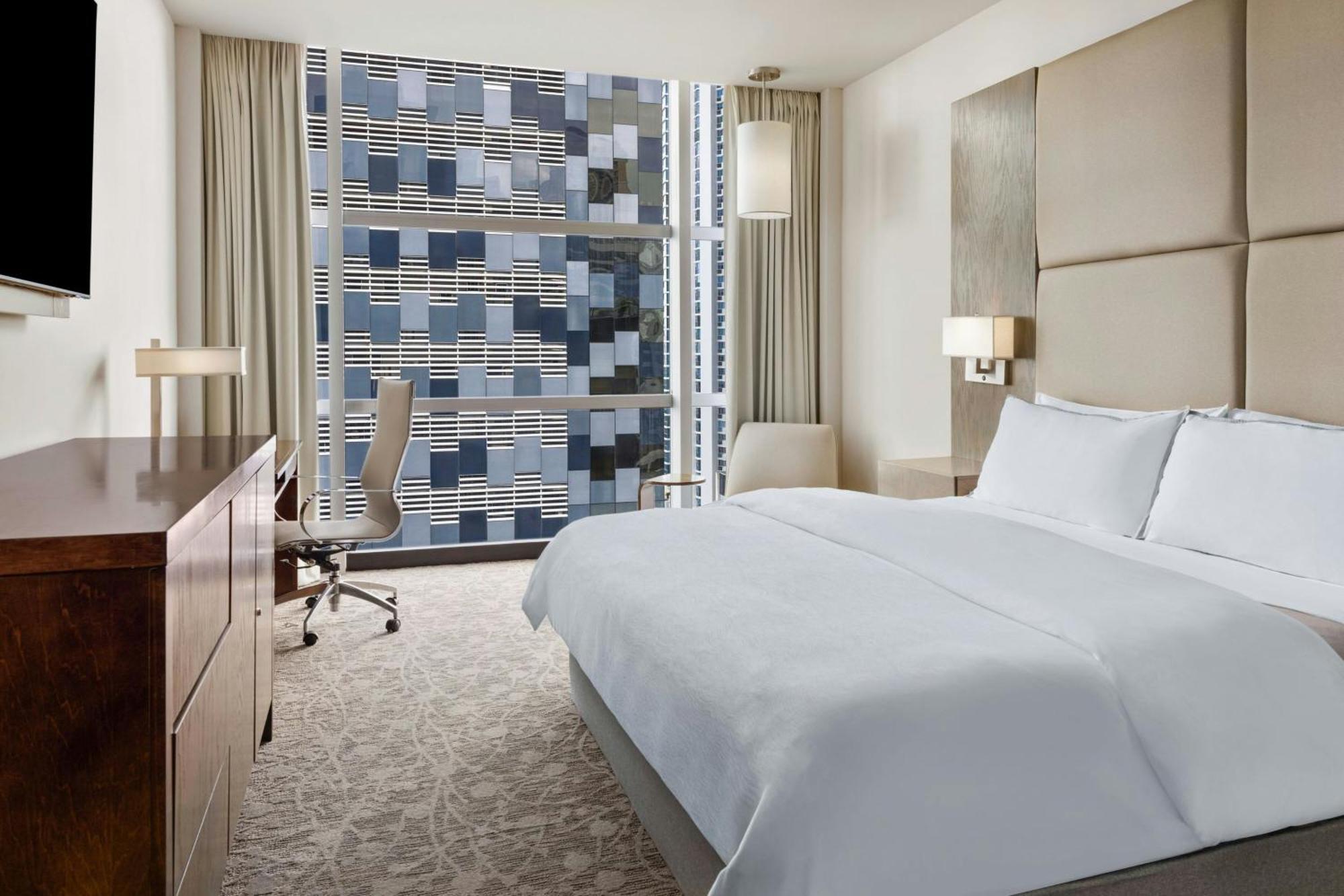 Deluxe Guest room 1 King City view